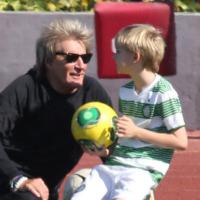 Rod Stewart : Papa poule complice pour un foot avec ses fils Alastair et Sean