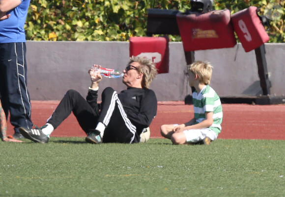 Exclusif - Rod Stewart joue au foot avec ses fils Sean (32 ans) et Alastair (7 ans) à Woodland Hills (Los Angeles), le samedi 2 novembre 2013.
