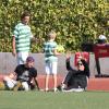 Exclusif - Rod Stewart joue au foot avec ses fils Sean (32 ans) et Alastair (7 ans) à Woodland Hills (Los Angeles), le 2 novembre 2013.