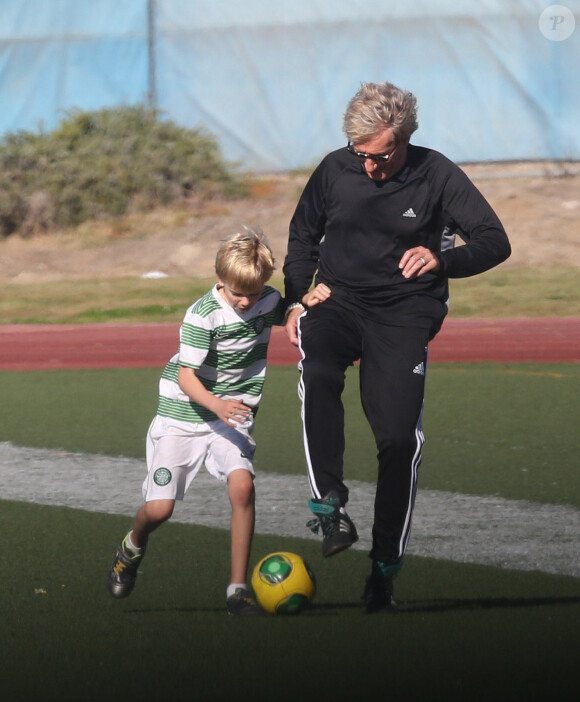 Exclusif - La rockstar Rod Stewart joue au foot avec ses fils Sean (32 ans) et Alastair (7 ans) à Woodland Hills (Los Angeles), le 2 novembre 2013.