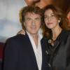 François Cluzet et sa femme Narjiss à l'avant-première du film "En solitaire" au cinéma Gaumont Opéra à Paris, le 4 novembre 2013.