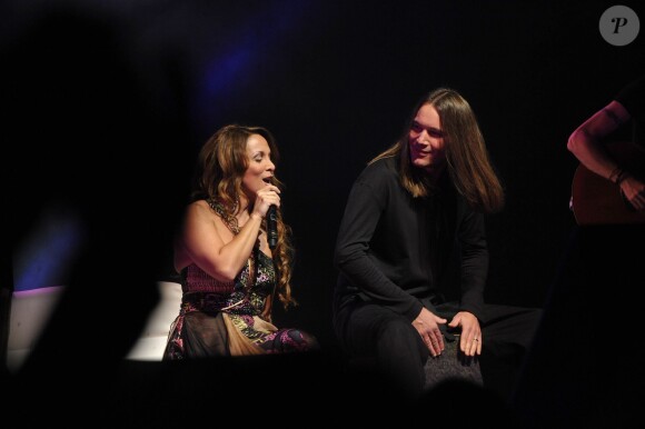 Hélène Ségara et son mari Mathieu Lecat sur scène à l'Olympia à Paris, le 2 novembre 2008.