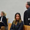 La soeur d'Anissa Delarue, Sarah Khelifi et l'avocat Me Francis Szpiner durant le procès qui oppose Anissa Delarue à Elisabeth Bost au Tribunal de Nanterre, le 5 novembre 2013
