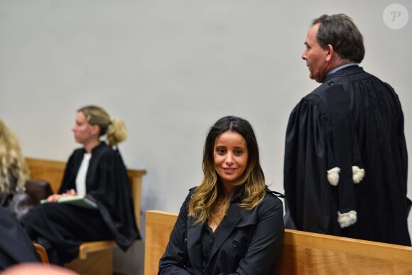 La soeur d'Anissa Delarue, Sarah Khelifi et l'avocat Me Francis Szpiner durant le procès qui oppose Anissa Delarue à Elisabeth Bost au Tribunal de Nanterre, le 5 novembre 2013