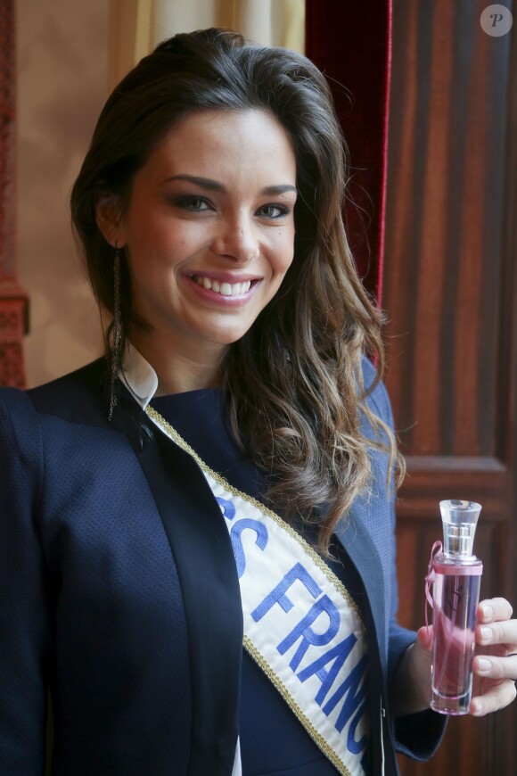 Marine Lorphelin lors du lancement de la ligne de parfum Inessance Miss France, au Fouquets le 5 novembre 2013