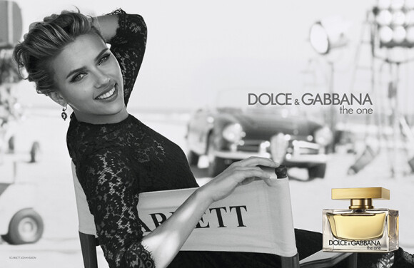 Scarlett Johansson prête son visage au parfum The One par Dolce & Gabbana. Photo par Peter Lindbergh.