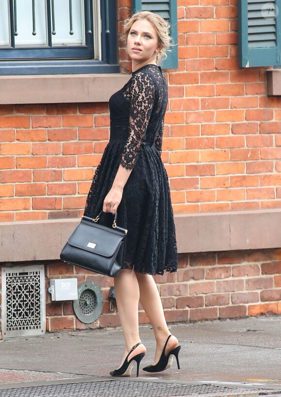 Scarlett Johansson sur le tournage d'une publicité pour Dolce & Gabbana à New York, le 13 juillet 2013.