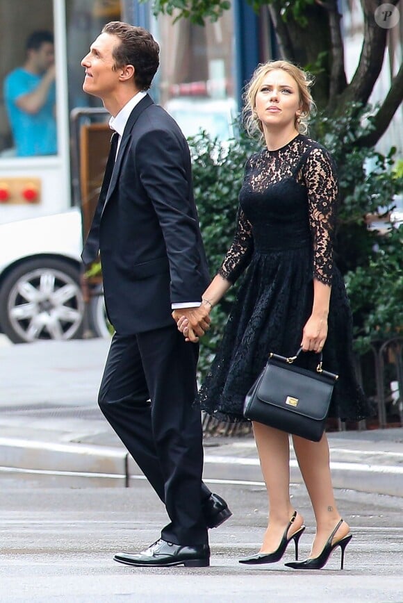Matthew McConaughey et Scarlett Johansson sur le tournage d'une publicité pour Dolce & Gabbana à New York, le 13 juillet 2013.