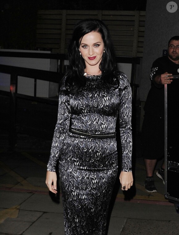 Katy Perry va dîner au restaurant The Wolseley à Londres, le 17 octobre 2013.