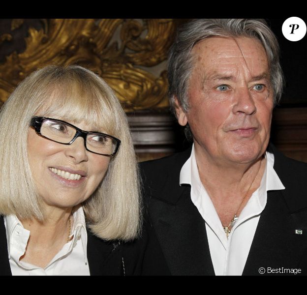 Mireille Darc Le Desamour D Alain Delon Ses Tromperies Elle Pardonne Tout Purepeople