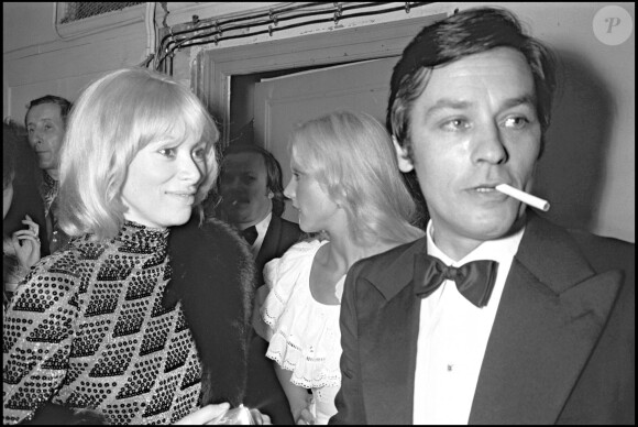 Mireille Darc et Alain Delon en 1974.