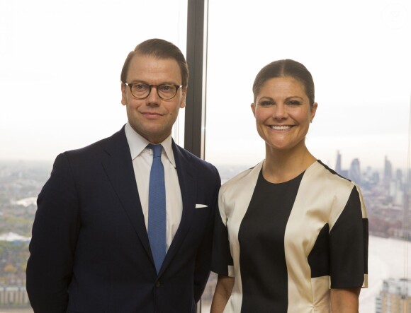 Le prince Daniel et la princesse Victoria de Suède lors d'une visite officielle à Londres, le 7 novembre 2013 au Level 39 de la Tech City