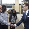 Le prince Daniel et la princesse Victoria de Suède ont rencontré lors de leur visite du Hackney Community College, un apprenti, Douglas Kofi, et Hafsana Akthar, à Londres le 7 novembre 2013