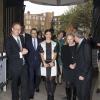 Le prince Daniel et la princesse Victoria de Suède lors de leur visite du Hackney Community College le 7 novembre 2013 à Londres, à l'occasion d'un séjour officiel de deux jours