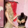Candice Swanepoel dévoile le Royal Fantasy Bra de Victoria's Secret dans une boutique de la marque à New York. Le 6 novembre 2013.