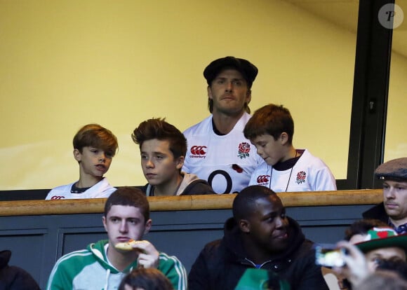 David Beckham et ses fils Brooklyn, Romeo et Cruz lors du test match entre l'Angleterre et l'Argentine à Twickenham à Londres, le 9 novembre 2013