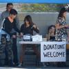Les membres de la famille Kardashian lors de leur vide-grenier dans le quartier de Woodland Hills, à Los Angeles. Les bénéfices de la vente seront reversés à deux associations caritatives. Los Angeles, le 10 novembre 2013.