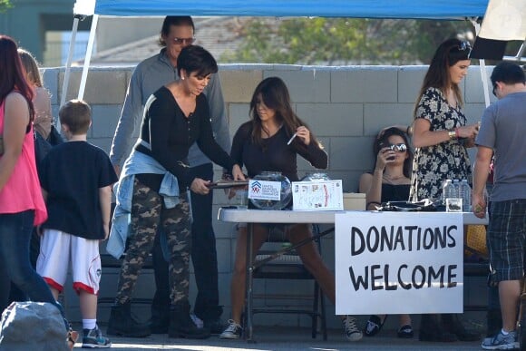 Les membres de la famille Kardashian lors de leur vide-grenier dans le quartier de Woodland Hills, à Los Angeles. Les bénéfices de la vente seront reversés à deux associations caritatives. Los Angeles, le 10 novembre 2013.