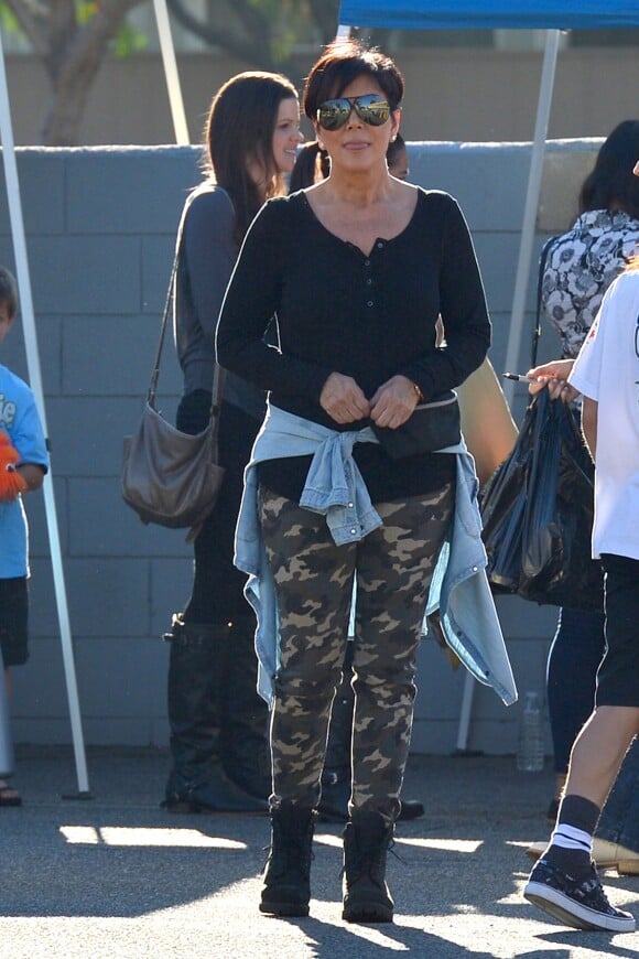 Kris Jenner, matriarche du clan Kardashian, lors du vide-grenier de sa famille dans le quartier de Woodland Hills, à Los Angeles. Les bénéfices de la vente seront reversés à deux associations caritatives. Los Angeles, le 10 novembre 2013.