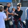 Khloé Kardashian lors du vide-grenier de sa famille dans le quartier de Woodland Hills, à Los Angeles. Les bénéfices de la vente seront reversés à deux associations caritatives. Los Angeles, le 10 novembre 2013.