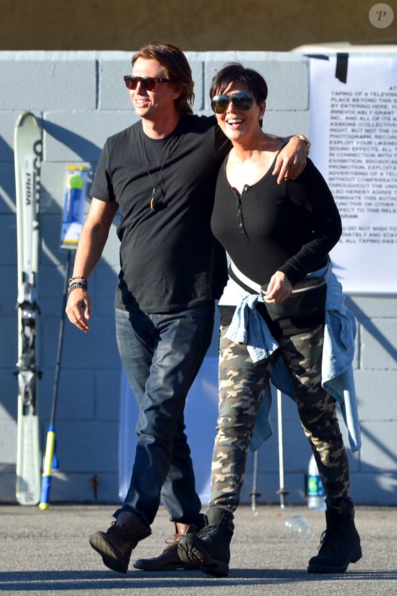 Jonathan Cheban et Kris Jenner lors de leur vide-grenier dans le quartier de Woodland Hills, à Los Angeles. Les bénéfices de la vente seront reversés à deux associations caritatives. Los Angeles, le 10 novembre 2013.