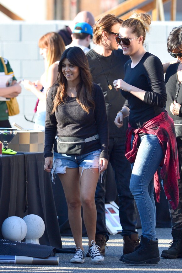 Kourtney et Khloé Kardashian lors du vide-grenier de leur famille dans le quartier de Woodland Hills, à Los Angeles. Les bénéfices de la vente seront reversés à deux associations caritatives. Los Angeles, le 10 novembre 2013.