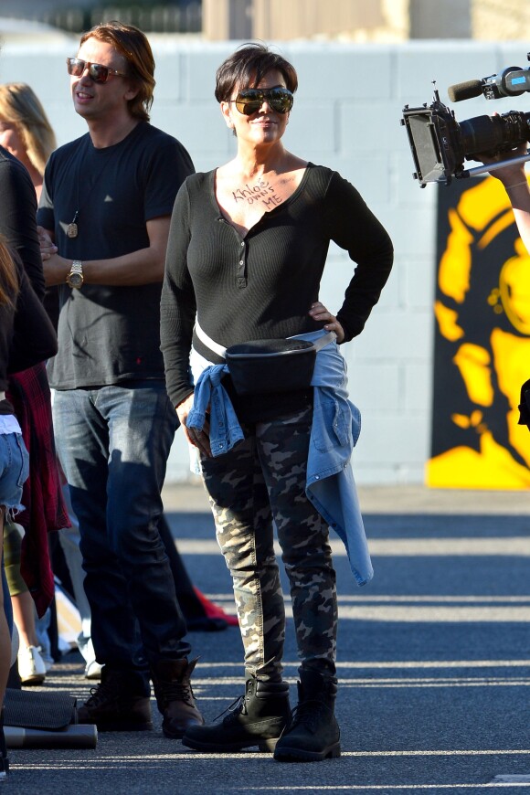Kris Jenner ors du vide-grenier de sa famille dans le quartier de Woodland Hills, à Los Angeles. Les bénéfices de la vente seront reversés à deux associations caritatives. Los Angeles, le 10 novembre 2013.