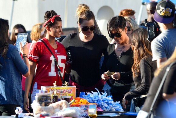 Khloé, Kris Jenner et Kourtney Kardashian lors de leur vide-grenier en famille dans le quartier de Woodland Hills, à Los Angeles. Les bénéfices de la vente seront reversés à deux associations caritatives. Los Angeles, le 10 novembre 2013.