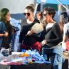 Khloé Kardashian et sa mère Kris Jenner lors de leur vide-grenier en famille dans le quartier de Woodland Hills, à Los Angeles. Les bénéfices de la vente seront reversés à deux associations caritatives. Los Angeles, le 10 novembre 2013.