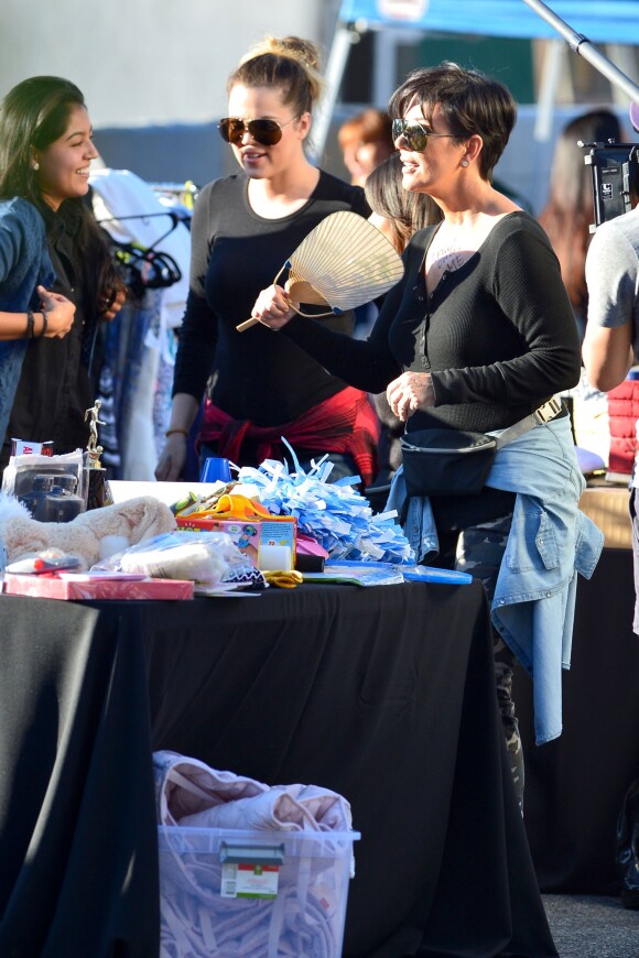 Khloé Kardashian et sa mère Kris Jenner lors de leur vide-grenier en famille dans le quartier de Woodland Hills, à Los Angeles. Les bénéfices de la vente seront reversés à deux associations caritatives. Los Angeles, le 10 novembre 2013.