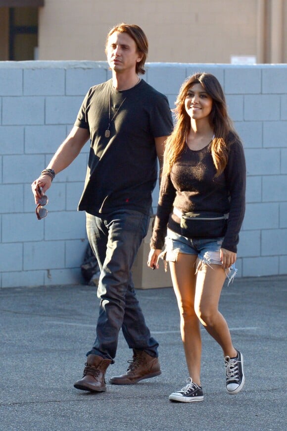 Jonathan Cheban et Kourtney Kardashian lors de leur vide-grenier en famille dans le quartier de Woodland Hills, à Los Angeles. Les bénéfices de la vente seront reversés à deux associations caritatives. Los Angeles, le 10 novembre 2013.