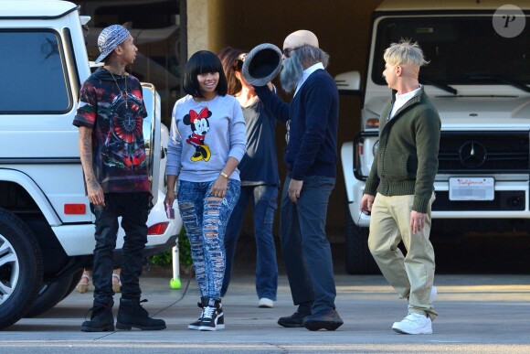 Le rappeur Tyga, sa fiancée Blac Chyna et Scott Disick déguisé en vieillard, arrivent au vide-grenier de la famille Kardashian dans le quartier de Woodland Hills, à Los Angeles. Les bénéfices de la vente seront reversés à deux associations caritatives. Los Angeles, le 10 novembre 2013.