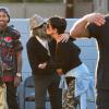 Scott Disick et Kris Jenner lors de leur vide-grenier en famille dans le quartier de Woodland Hills, à Los Angeles. Les bénéfices de la vente seront reversés à deux associations caritatives. Los Angeles, le 10 novembre 2013.