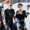 Jonathan Cheban et Kris Jenner lors de leur vide-grenier en famille dans le quartier de Woodland Hills, à Los Angeles. Les bénéfices de la vente seront reversés à deux associations caritatives. Los Angeles, le 10 novembre 2013.