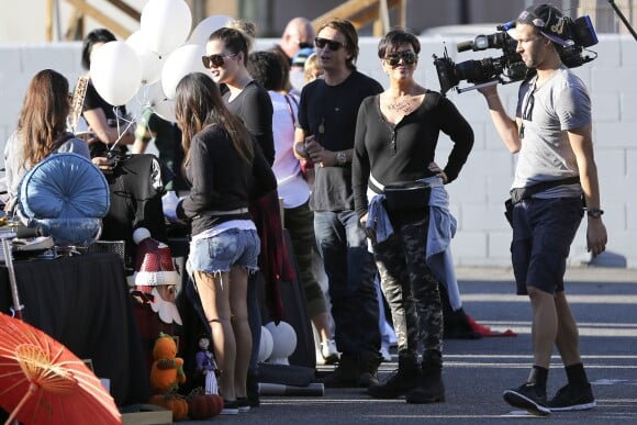 Les Kardashian lors de leur vide-grenier en famille dans le quartier de Woodland Hills, à Los Angeles. Les bénéfices de la vente seront reversés à deux associations caritatives. Los Angeles, le 10 novembre 2013.