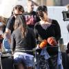 Jonathan Cheban, Kourtney Kardashian et Kris Jenner lors de leur vide-grenier en famille dans le quartier de Woodland Hills, à Los Angeles. Les bénéfices de la vente seront reversés à deux associations caritatives. Los Angeles, le 10 novembre 2013.