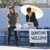 Kim Kardashian et sa mère Kris Jenner lors de leur vide-grenier en famille dans le quartier de Woodland Hills, à Los Angeles. Les bénéfices de la vente seront reversés à deux associations caritatives. Los Angeles, le 10 novembre 2013.