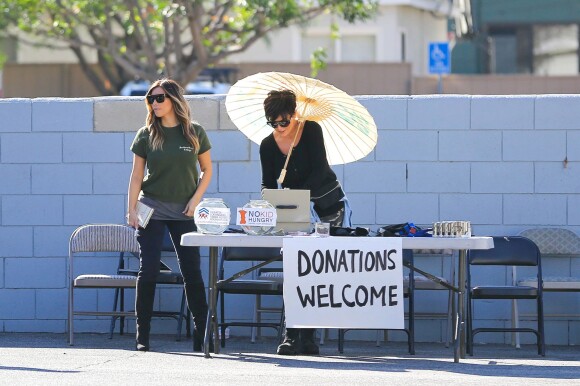 Kim Kardashian et sa mère Kris Jenner lors de leur vide-grenier en famille dans le quartier de Woodland Hills, à Los Angeles. Les bénéfices de la vente seront reversés à deux associations caritatives. Los Angeles, le 10 novembre 2013.