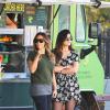 Kim Kardashian et Kylie Jenner lors de leur vide-grenier en famille dans le quartier de Woodland Hills, à Los Angeles. Les bénéfices de la vente seront reversés à deux associations caritatives. Los Angeles, le 10 novembre 2013.