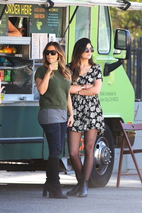 Kim Kardashian et Kylie Jenner lors de leur vide-grenier en famille dans le quartier de Woodland Hills, à Los Angeles. Les bénéfices de la vente seront reversés à deux associations caritatives. Los Angeles, le 10 novembre 2013.