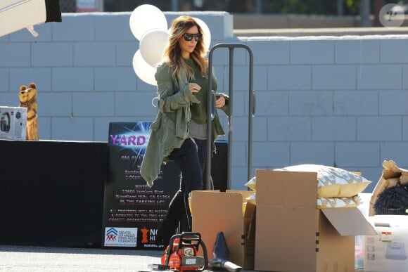 Kim Kardashian lors du vide-grenier de sa famille dans le quartier de Woodland Hills, à Los Angeles. Les bénéfices de la vente seront reversés à deux associations caritatives. Los Angeles, le 10 novembre 2013.