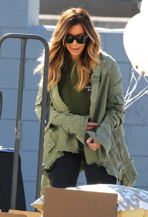 Kim Kardashian prend part au vide-grenier de sa famille dans le quartier de Woodland Hills, à Los Angeles. Les bénéfices de la vente seront reversés à deux associations caritatives. Los Angeles, le 10 novembre 2013.