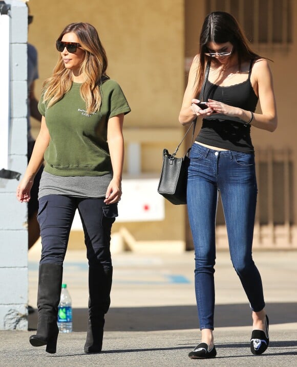 Kim Kardashian et Kendall Jenner lors de leur vide-grenier en famille dans le quartier de Woodland Hills, à Los Angeles. Les bénéfices de la vente seront reversés à deux associations caritatives. Los Angeles, le 10 novembre 2013.