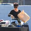 Kris Jenner lors d'un vide-grenier en famille dans le quartier de Woodland Hills, à Los Angeles. Les bénéfices de la vente seront reversés à deux associations caritatives. Los Angeles, le 10 novembre 2013.