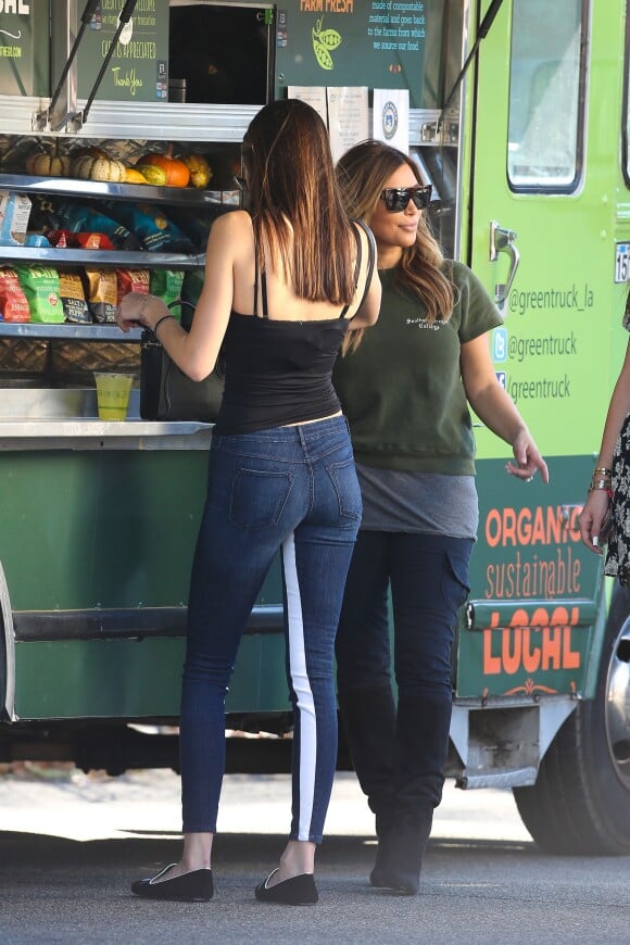 Kendall Jenner et Kim Kardashian lors de leur vide-grenier en famille dans le quartier de Woodland Hills, à Los Angeles. Les bénéfices de la vente seront reversés à deux associations caritatives. Los Angeles, le 10 novembre 2013.