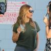 Kim Kardashian et ses demi-sœurs Kylie et Kendall Jenner lors de leur vide-grenier en famille dans le quartier de Woodland Hills, à Los Angeles. Les bénéfices de la vente seront reversés à deux associations caritatives. Los Angeles, le 10 novembre 2013.