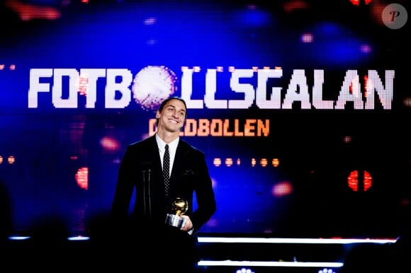 Zlatan Ibrahimovic reçoit le ballon d'or suédois pour la huitième année de suite à Stockholm en Suède le 11 novembre 2013, devant sa compagne Helena Seger