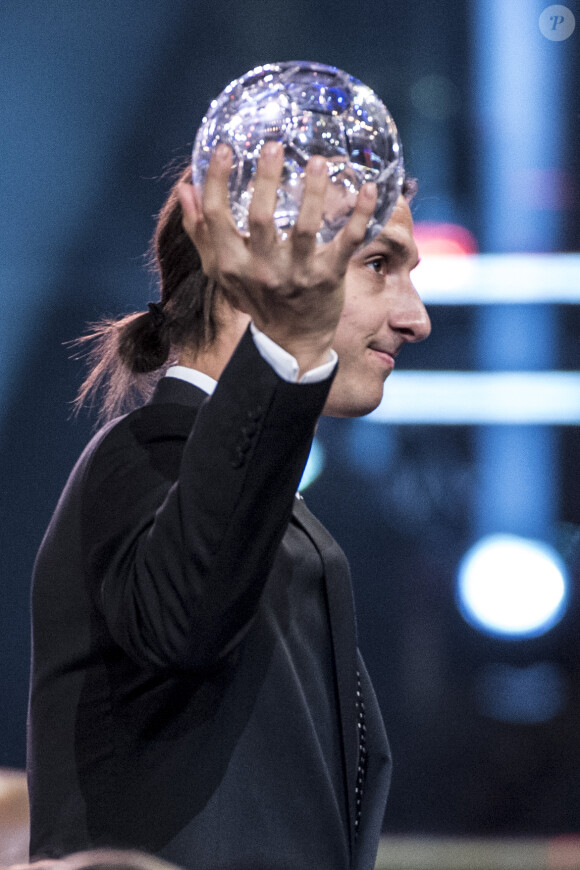 Zlatan Ibrahimovic et son nouveau trophée à Stockholm en Suède le 11 novembre 2013