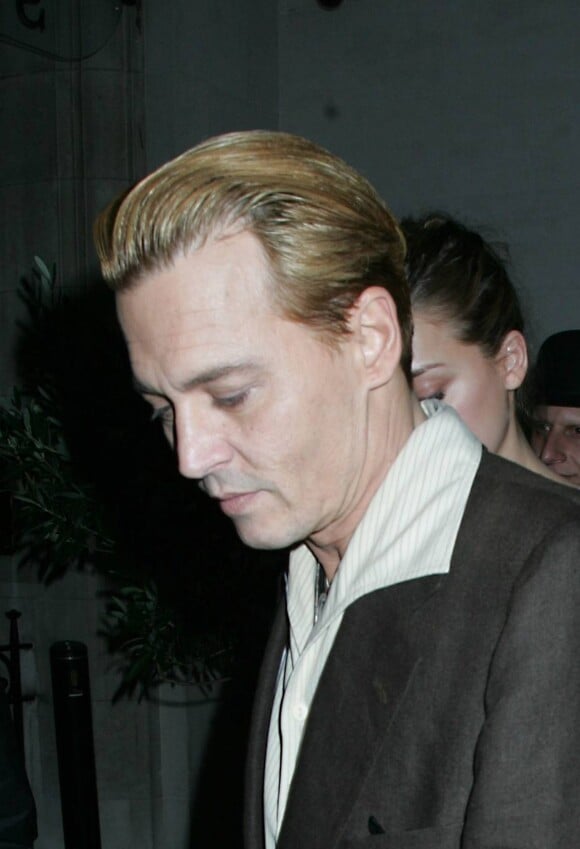 L'acteur américain Johnny Depp, blond, à Londres, le 25 octobre 2013.