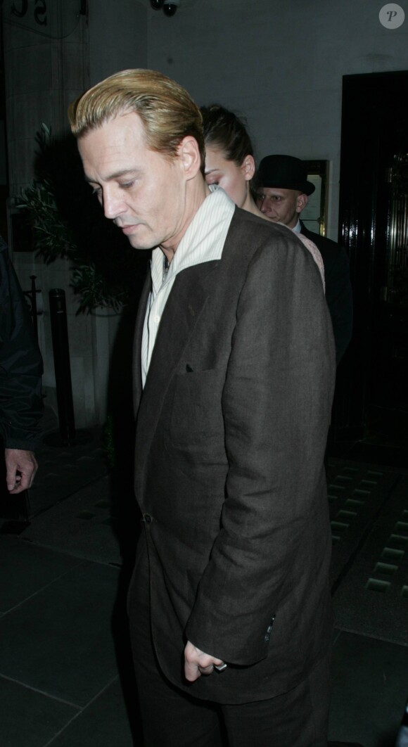Johnny Depp, blond, à Londres, le 25 octobre 2013.